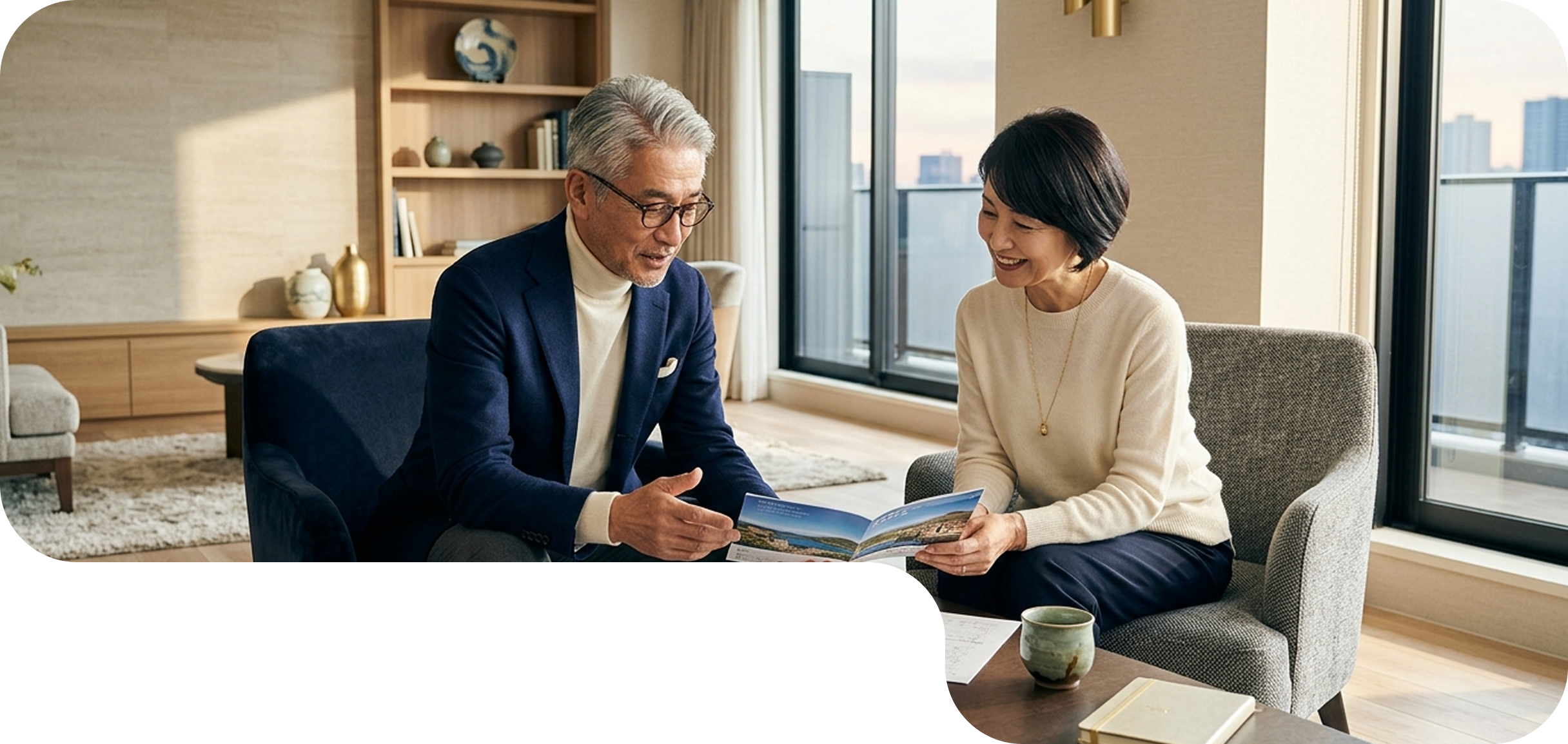 窓辺で雑誌を見ながら会話する夫婦